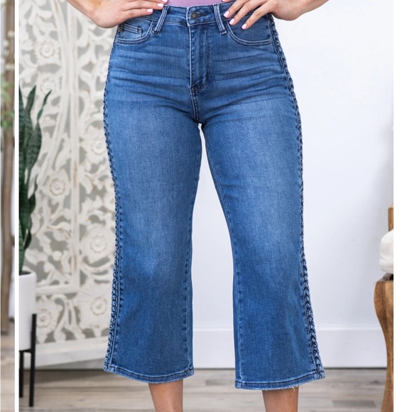 Judy Blue Forgetting You Cropped Blue Jeans with Braided side Detail 16 W - Picture 2 of 15